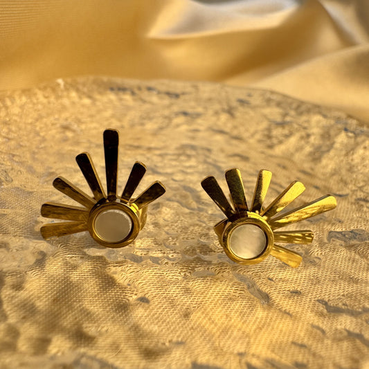Aretes Sol Dorado con Nácar