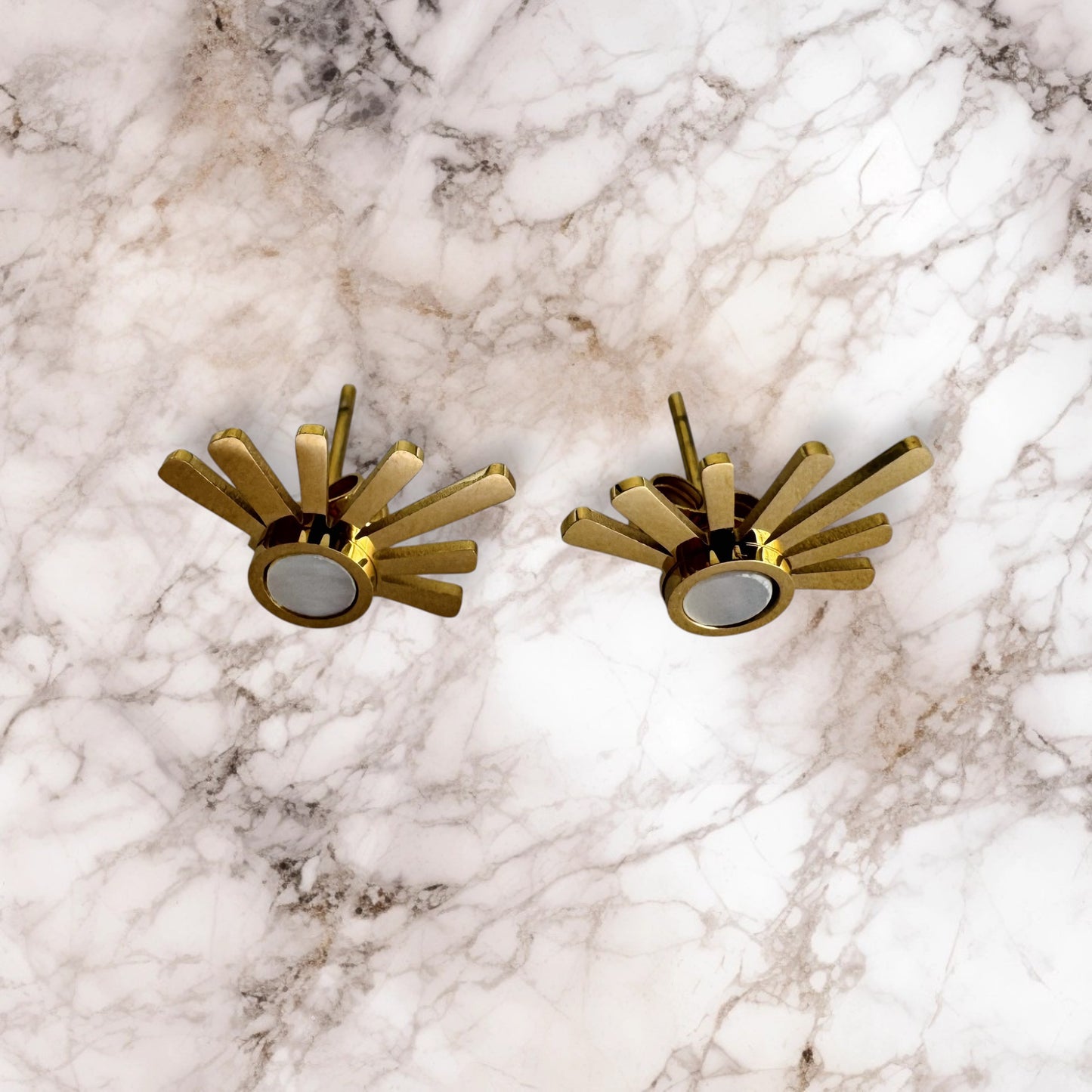 Aretes Sol Dorado con Nácar