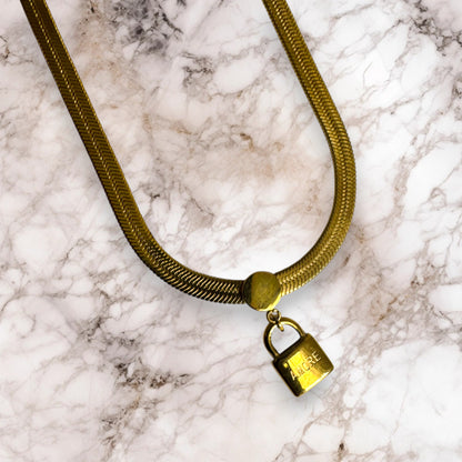 Collar Candado Amore Dorado